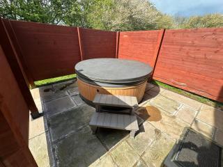 Lily Lodge-Tranquil-Hot Tub-Fishing-7m to beach - Garton - 4