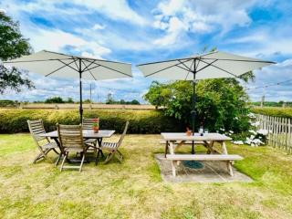 Larks Rise - Large Farm House Bungalow with Gardens & Field - Weston Longville - 1