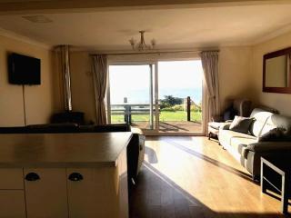 Coastal retreat with stunning sea views - 8