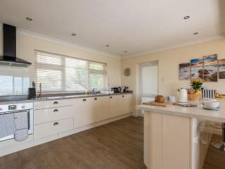 Coastal retreat with stunning sea views - 8