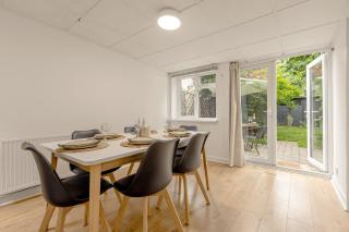 Stylish 3BR Forest Gate Home with Garden - London - 1