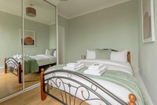 Stylish 3BR Forest Gate Home with Garden - London - 7