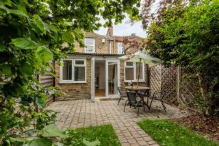 Stylish 3BR Forest Gate Home with Garden - London - 3