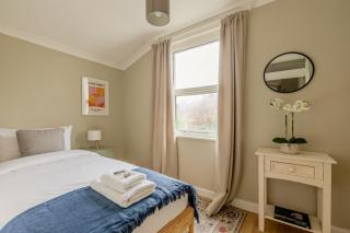 Stylish 3BR Forest Gate Home with Garden - London - 5