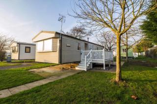 Caravan With Decking At Highfield Grange In Essex Ref 26452Ba - Clacton-on-Sea - 0