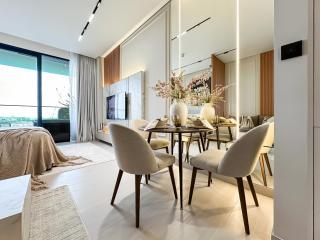 Luxe Living in the Heart of Bbay w Jacuzzi - 8