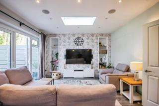 Direct train to Victoria-Family House - 8