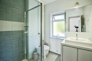 Direct train to Victoria-Family House - 5