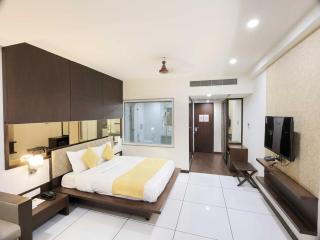 Townhouse Oak Hotel Surya Vadodara - Vadodara - 1