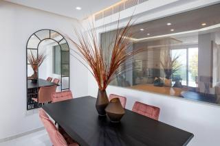 Beachfront Luxury Apartment - 7