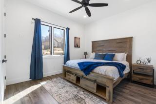 Slickrock Chalet Contemporary Pet friendly Hot tub - 7