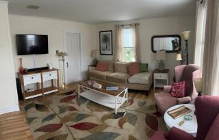 Charming, updated , 3 bedroom farmhouse farm stay - Williamsburg - 5