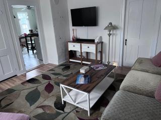 Charming, updated , 3 bedroom farmhouse farm stay - 4