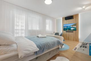 AH Airport PAN AM Free Parking AC - 5