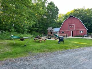 Charming, updated , 3 bedroom farmhouse farm stay - Williamsburg - 8