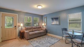 Delightful 2-bedroom, 1-bath home near Biloxi's scenic Back Bay - Biloxi - 0