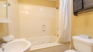 Delightful 2-bedroom, 1-bath home near Biloxi's scenic Back Bay - Biloxi - 3