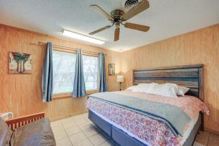 10 Mi to Garner State Park Concan Home with Patio - Concan - 3