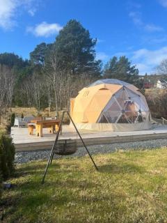 Idyllisk overnatting i dome ved sandstrand - - 0
