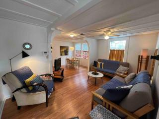Cozy Retreat Cottage with Pool Near Yoga and Brewery - - 0