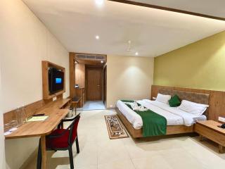 Swimming Pool near Sea Beach HOTEL RB, PURI, fully Air Conditioned Rooms And BREAKFAST, Wifi & Restaurant And Parking - THE LUXUARY HOTEL IN PURI - Puri - 7