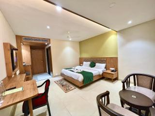 Swimming Pool near Sea Beach HOTEL RB, PURI, fully Air Conditioned Rooms And BREAKFAST, Wifi & Restaurant And Parking - THE LUXUARY HOTEL IN PURI - Puri - 9