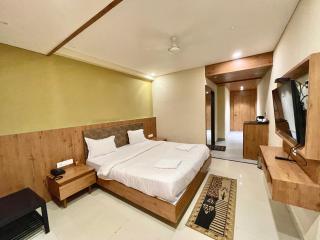 Swimming Pool near Sea Beach HOTEL RB, PURI, fully Air Conditioned Rooms And BREAKFAST, Wifi & Restaurant And Parking - THE LUXUARY HOTEL IN PURI - Puri - 8