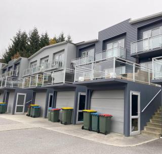 Modern Apartment with Stunning Lake Views - Queenstown - 1
