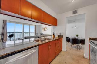 Panoramic 2BR Bay-View in Brickell With Parking - 9