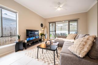 The Laurel Ease - Spacious family home close to Logan Hospital and M1 - Loganlea - 0