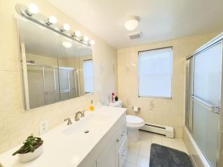 Huge Place Minutes from NYC Parking Available - Guttenberg - 1