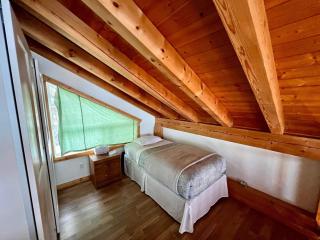 Alpenrose 4, Hottub, Mountains View, AC, sleep 5 - Golden - 9