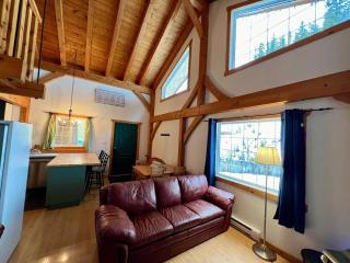Alpenrose 4, Hottub, Mountains View, AC, sleep 5 - Golden - 3