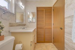 King size bed, private bathroom, flat TV - Clearwater - 8