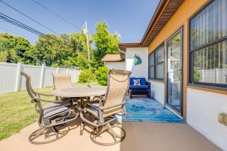 King size bed, private bathroom, flat TV - Clearwater - 7