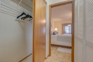 King size bed, private bathroom, flat TV - Clearwater - 6