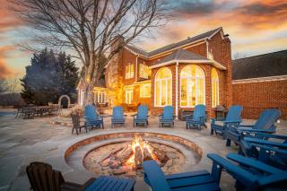 Mountain Mama Ranch - Luxe Farmhouse on 200 acres close to Shenandoah, with top amenities, longhorns and Blue Ridge mountain views - Amissville - 0
