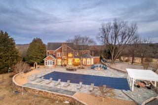 Mountain Mama Ranch - Luxe Farmhouse on 200 acres close to Shenandoah, with top amenities, longhorns and Blue Ridge mountain views - Amissville - 4
