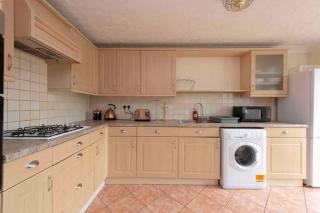 Lovely 5 bed house 8 beds - 4