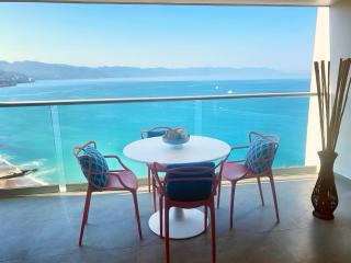 BEACH FRONT Amazing View & Pool at Harbor 171 - Puerto Vallarta - 7