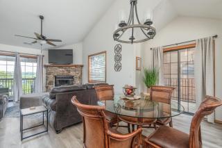 2BR Village At Indian Point 1112 near SDC - Free Tickets Daily up to $500 - Branson - 0