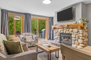 Creekside Downtown 2 Bedroom Condo managed by Little Sister Getaways - Canmore - 0