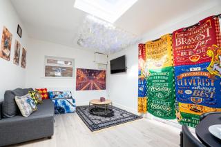 Harry Potter House 1BR - Free On Street Parking - Self Check In - Sleeps Family of 4 - Leavesden Green - 0