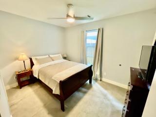 EADO Essentials Suite with Fridge, Microwave, WiFi and AC - Houston - 0