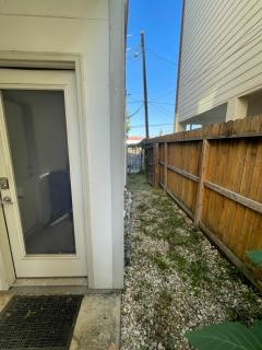 EADO Essentials Suite with Fridge, Microwave, WiFi and AC - Houston - 6