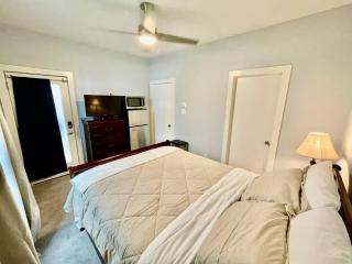 EADO Essentials Suite with Fridge, Microwave, WiFi and AC - Houston - 5
