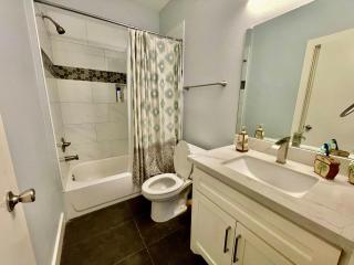 EADO Essentials Suite with Fridge, Microwave, WiFi and AC - Houston - 3