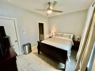EADO Essentials Suite with Fridge, Microwave, WiFi and AC - Houston - 2