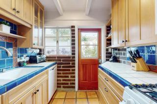 La Jolla Historic Gem, Hot Tub, Game Room, Garden Oasis with Firepit & Courtyard Dining - 1