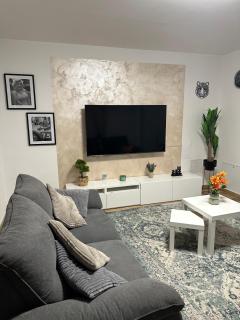 Marina Spacious Family Apartment - 8